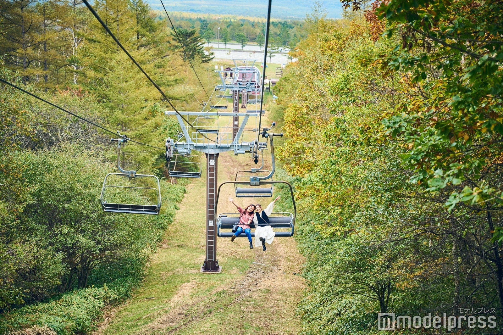 雪のないグリーンシーズンに乗るリフトはなんだか新鮮！（C）モデルプレス