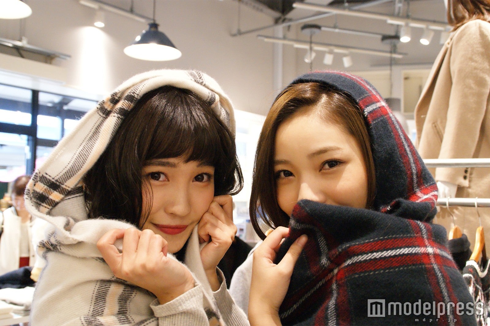 「Heather」のフード付きニットカーディガンで女子度アップ（C）モデルプレス