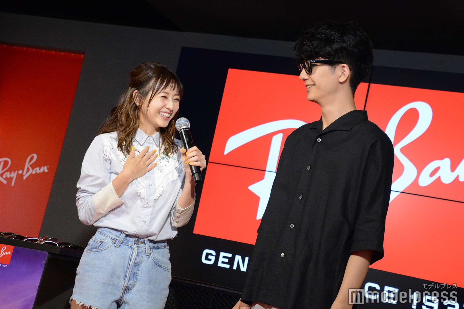 伊藤千晃（左）（C）モデルプレス