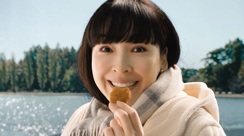 麻生久美子／新TVCM「スパイシーチキンマックナゲット黒胡椒ガーリック『大人はつらいよ登場』篇」より（提供写真）