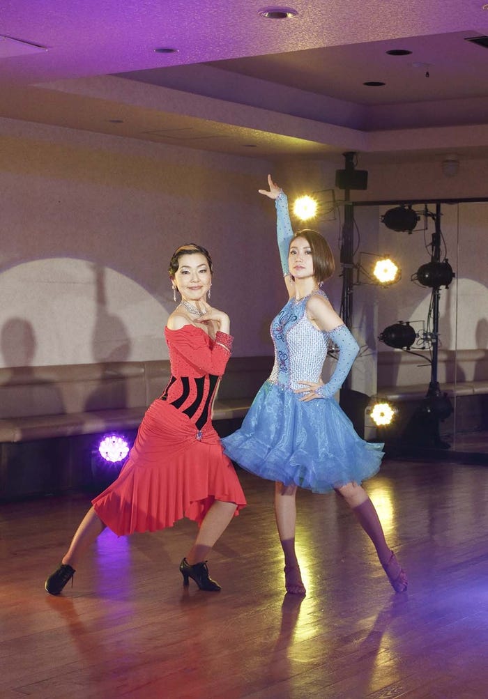 「白鳥ダンスアカデミー」社交ダンスの先生と生徒(提供写真)