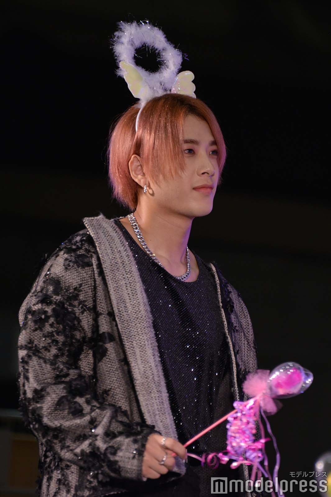 被り物をする本田康祐 （C）モデルプレス