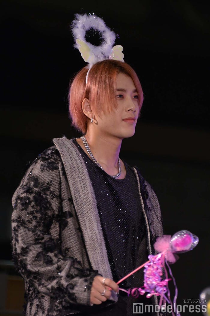 被り物をする本田康祐 (C)モデルプレス