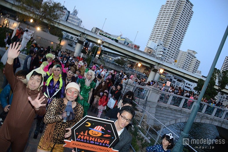 バンビーノ率いる仮装集団