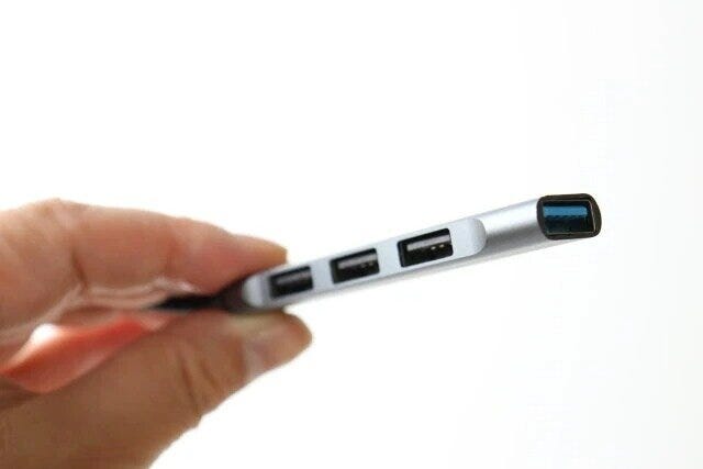 ダイソー　薄型Type-Cハブ（USB4ポート）