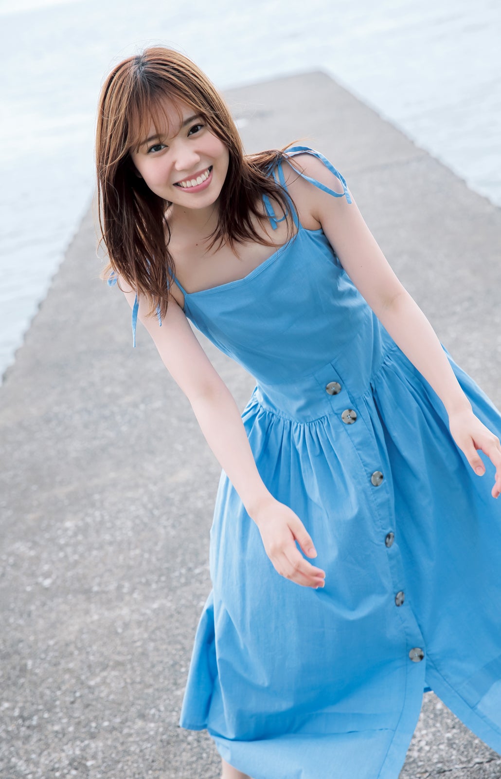 伊達さゆり、鮮やかワンピで色白素肌輝く