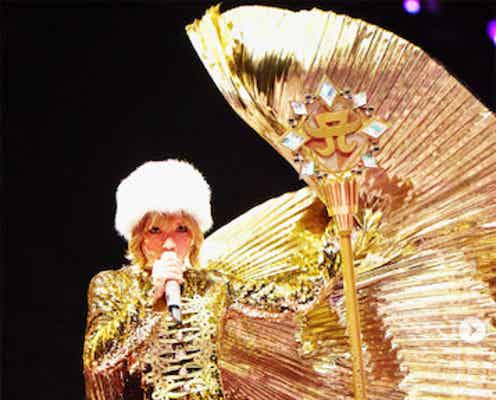 浜崎あゆみ、黄金衣装が眩しい圧巻LIVEショット公開「女王感つよつよ」「ギラギラ衣装テンション上がる!」