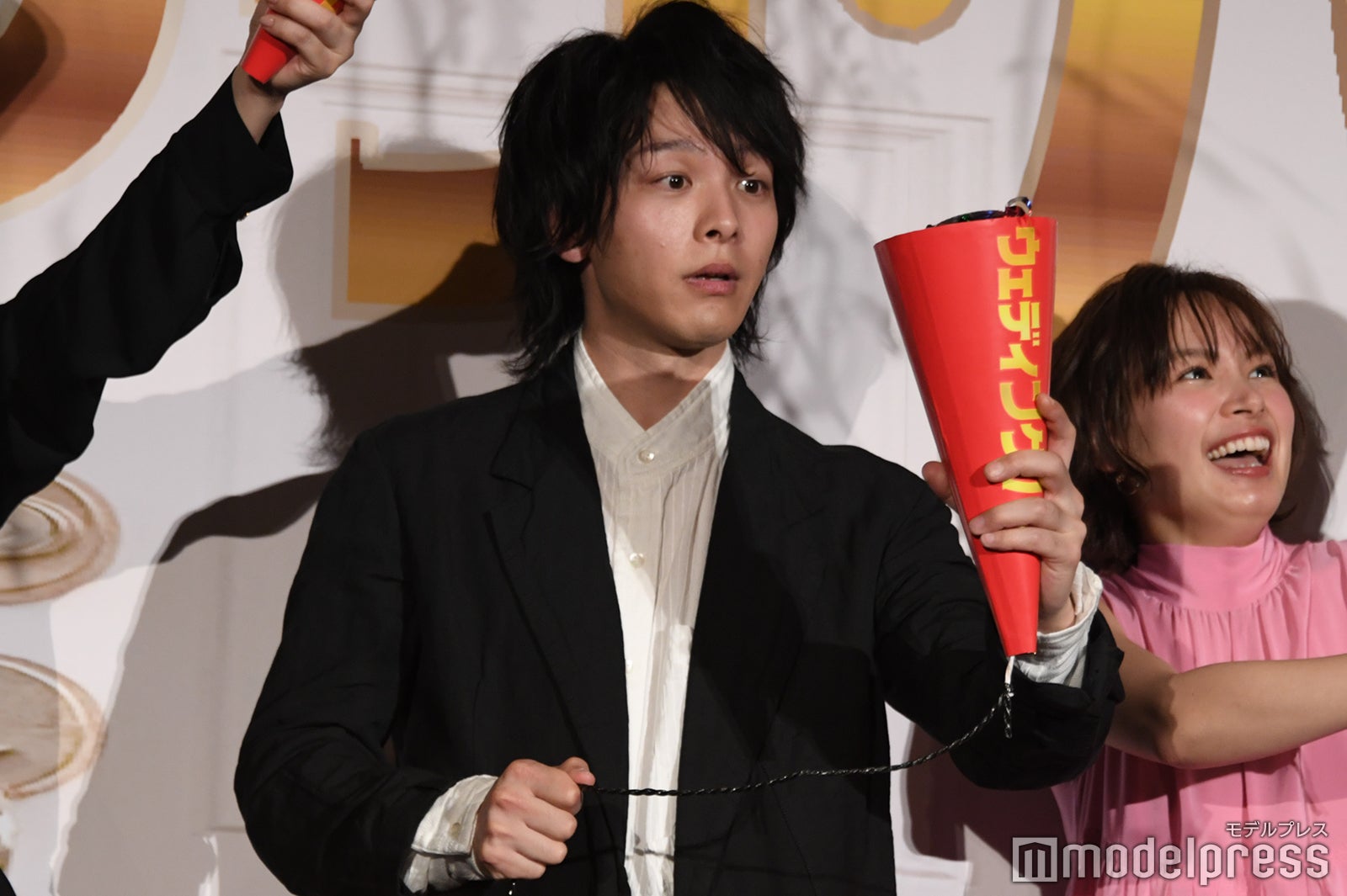 クラッカーに不思議な表情を浮かべる中村倫也 （C）モデルプレス