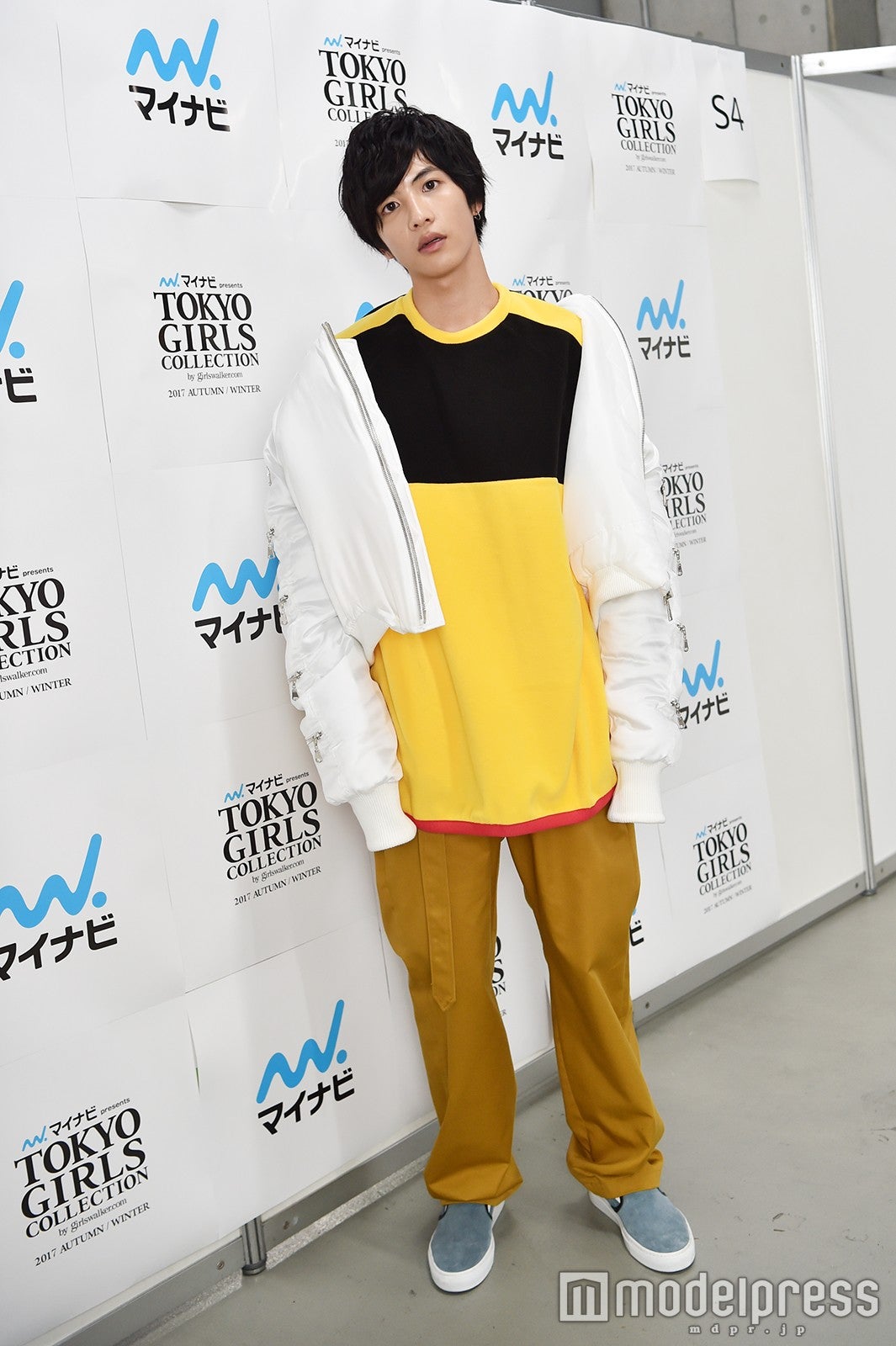 イエローをメインにストリートスタイルを披露 （C）モデルプレス