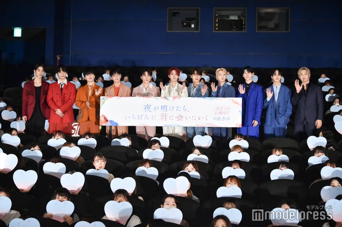 グラデーションカラーのスーツ姿が美しいJO1(左から)佐藤景瑚、鶴房汐恩、木全翔也、豆原一成、川西拓実、白岩瑠姫、河野純喜、川尻蓮、金城碧海、大平祥生、與那城奨(C)モデルプレス