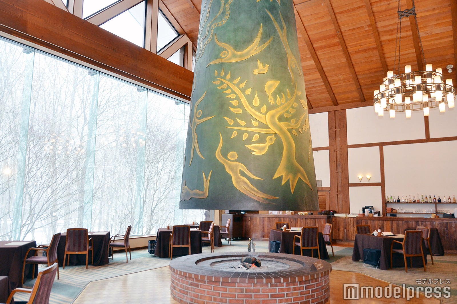 「ラウンジ 森の神話」には岡本太郎が手掛けたもうひとつの暖炉が （C）モデルプレス