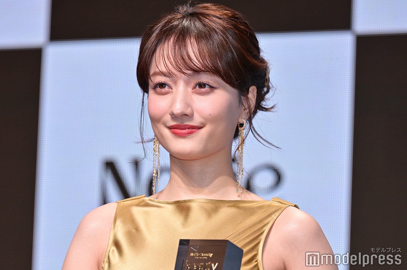 谷まりあ、ゴールド輝くノースリドレスで抜群スタイル マスク着用でも「目元で気付いてもらうことが多い」