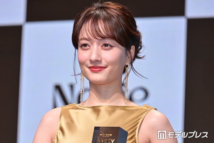 谷まりあ、ゴールド輝くノースリドレスで抜群スタイル マスク着用でも「目元で気付いてもらうことが多い」【Beauty of the year 2026】