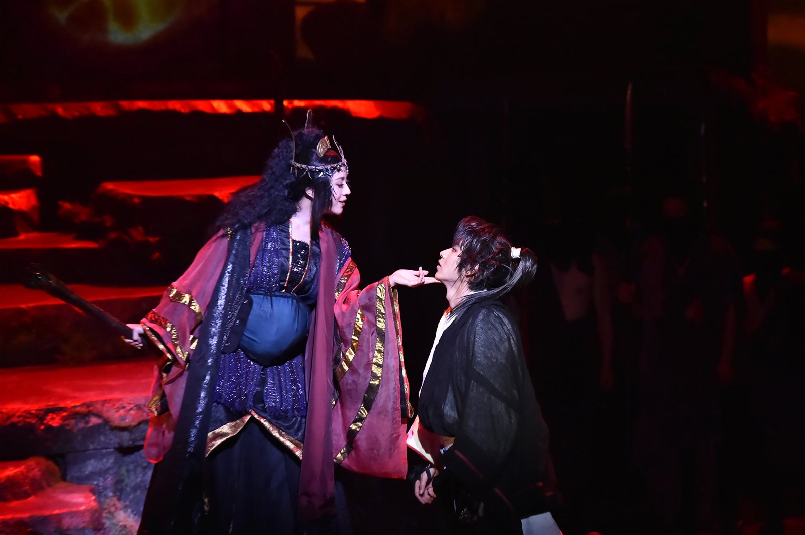 比嘉愛未、山崎賢人／撮影：阿部章仁