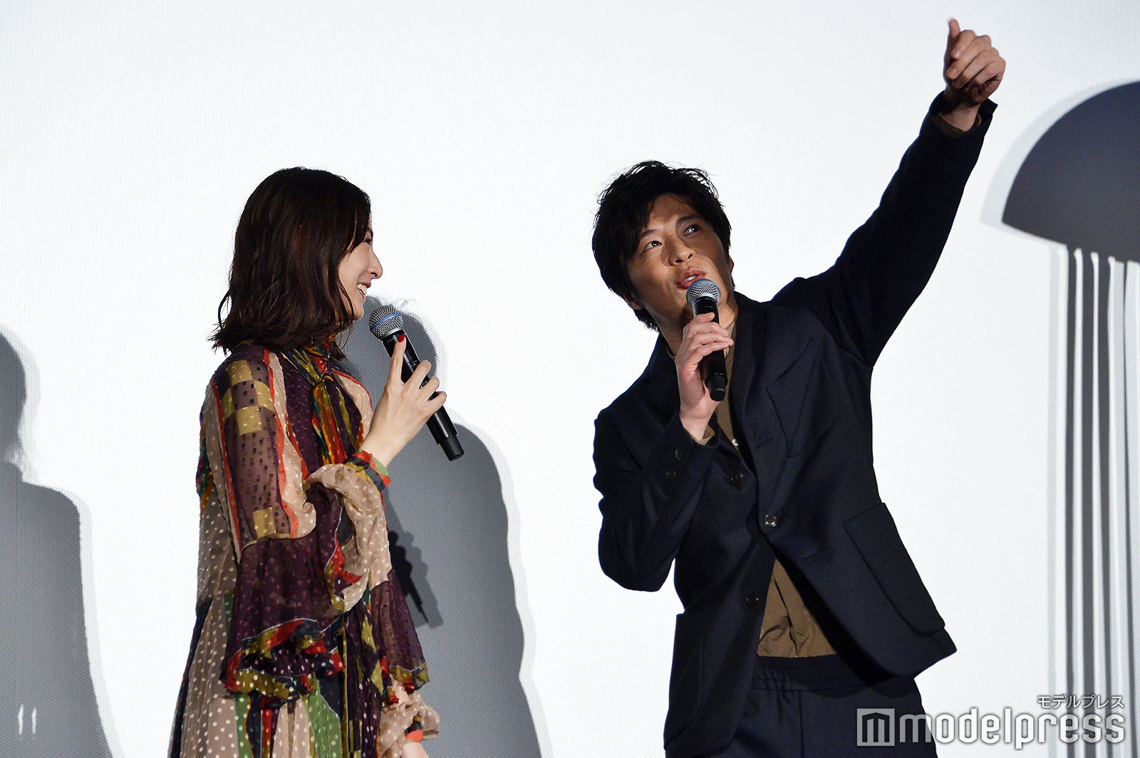 北川景子の夫・DAIGOに遭遇し2ショットを頼まれた様子を再現する田中圭（C）モデルプレス