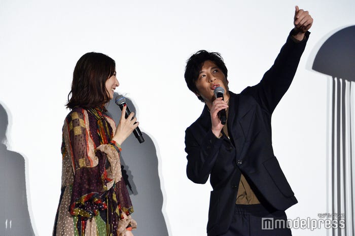 北川景子の夫・DAIGOに遭遇し2ショットを頼まれた様子を再現する田中圭(C)モデルプレス