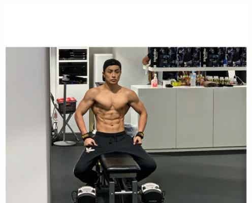 GENERATIONS白濱亜嵐、仕上がった逆三角形ボディを披露 姉ラブリは「面白い身体」とコメント