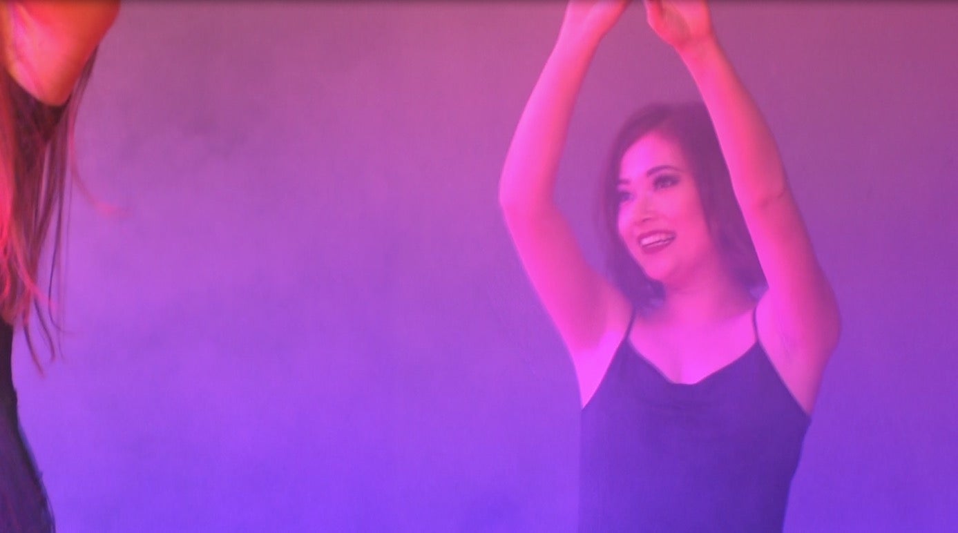 草刈麻有、姉・紅蘭ばりの“SEXYダンス”披露　美女だらけの村に迫る