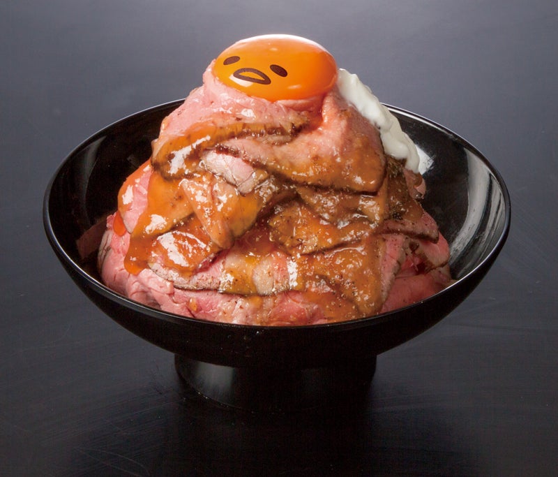 ぐでたまのローストビーフ丼（並・大・特） 並1,100円　大1,200円　特1,400円（写真：特）（C）2017 SANRIO CO., LTD.