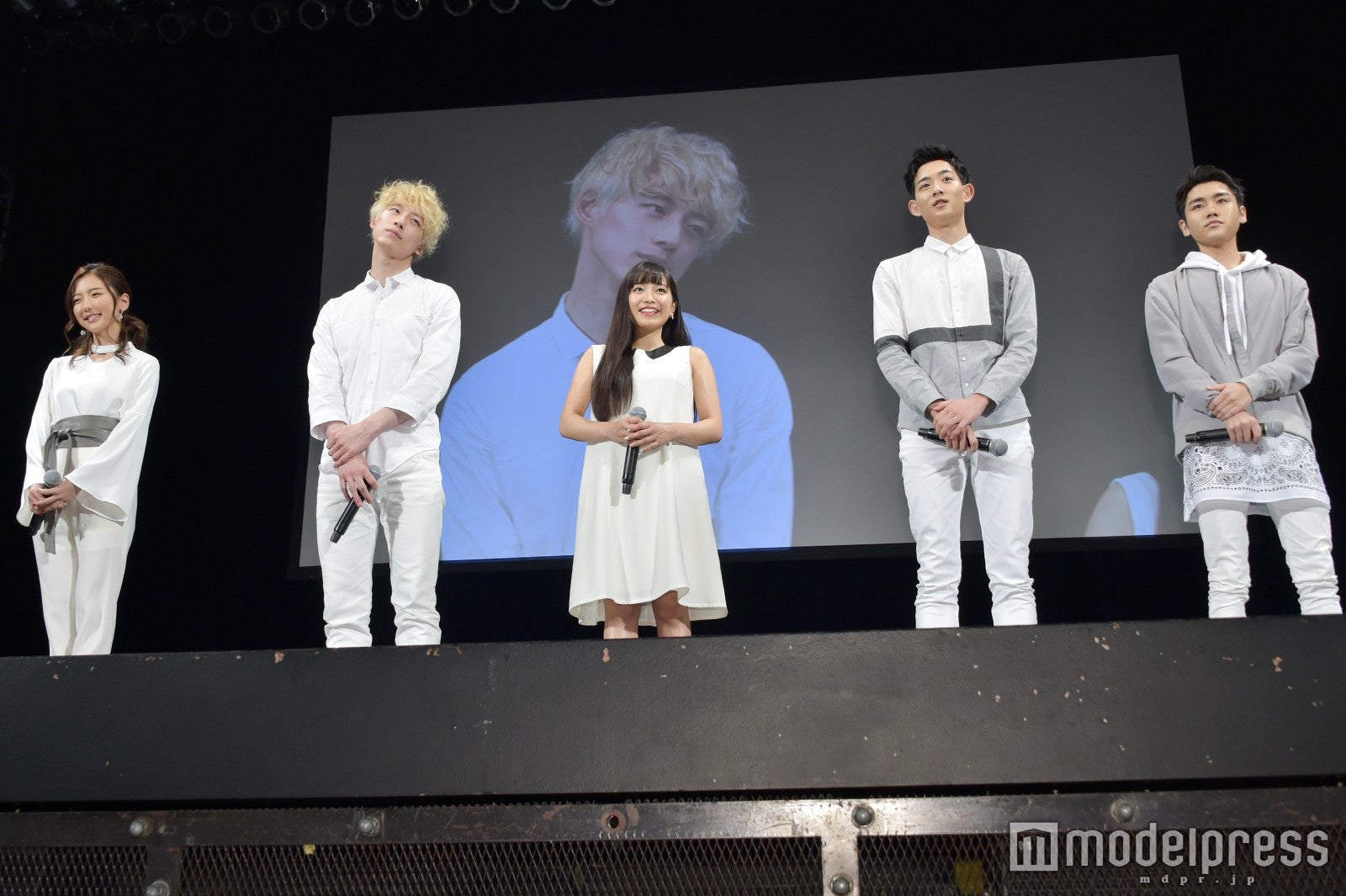 （左から）真野恵里菜、坂口健太郎、miwa、竜星涼、泉澤祐希／舞台挨拶より（C）モデルプレス