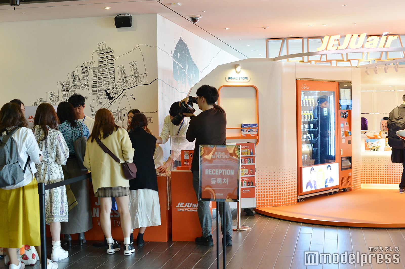 イベント直前、ファン100人が訪れ賑わう様子（C）モデルプレス