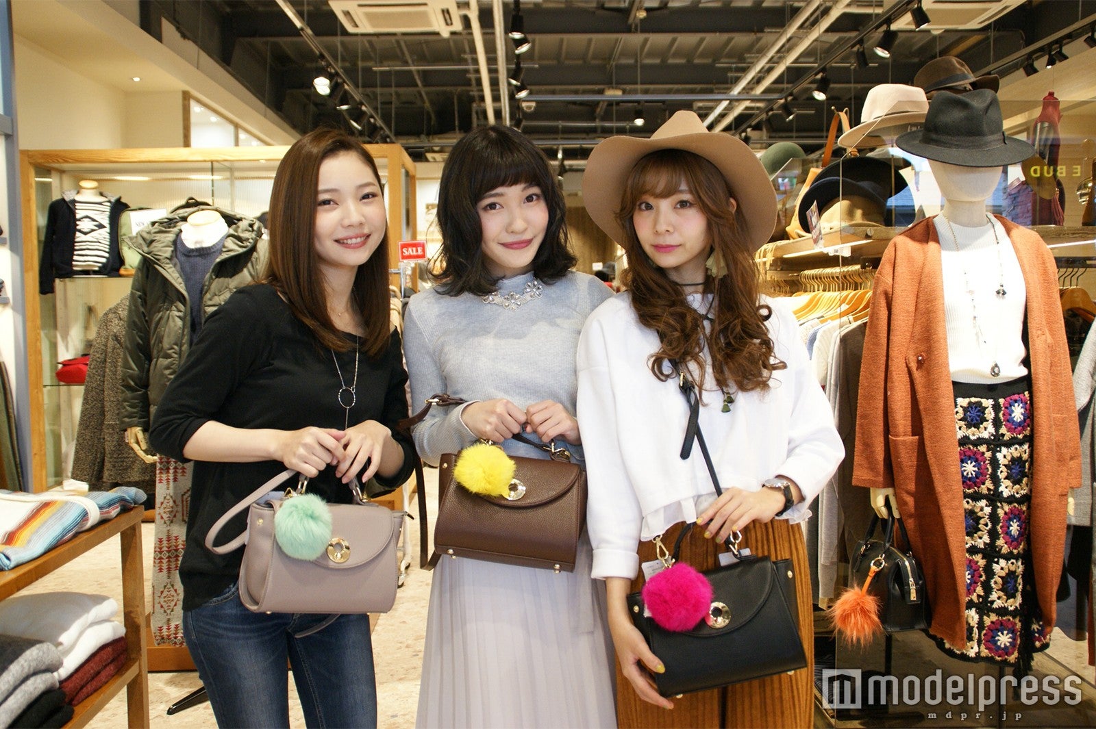 「どこで買ったの？」って聞かれそうなハンドバッグとショルダー2WAYで使えるのが嬉しいバッグ（ファーチャームは別売）（C）モデルプレス