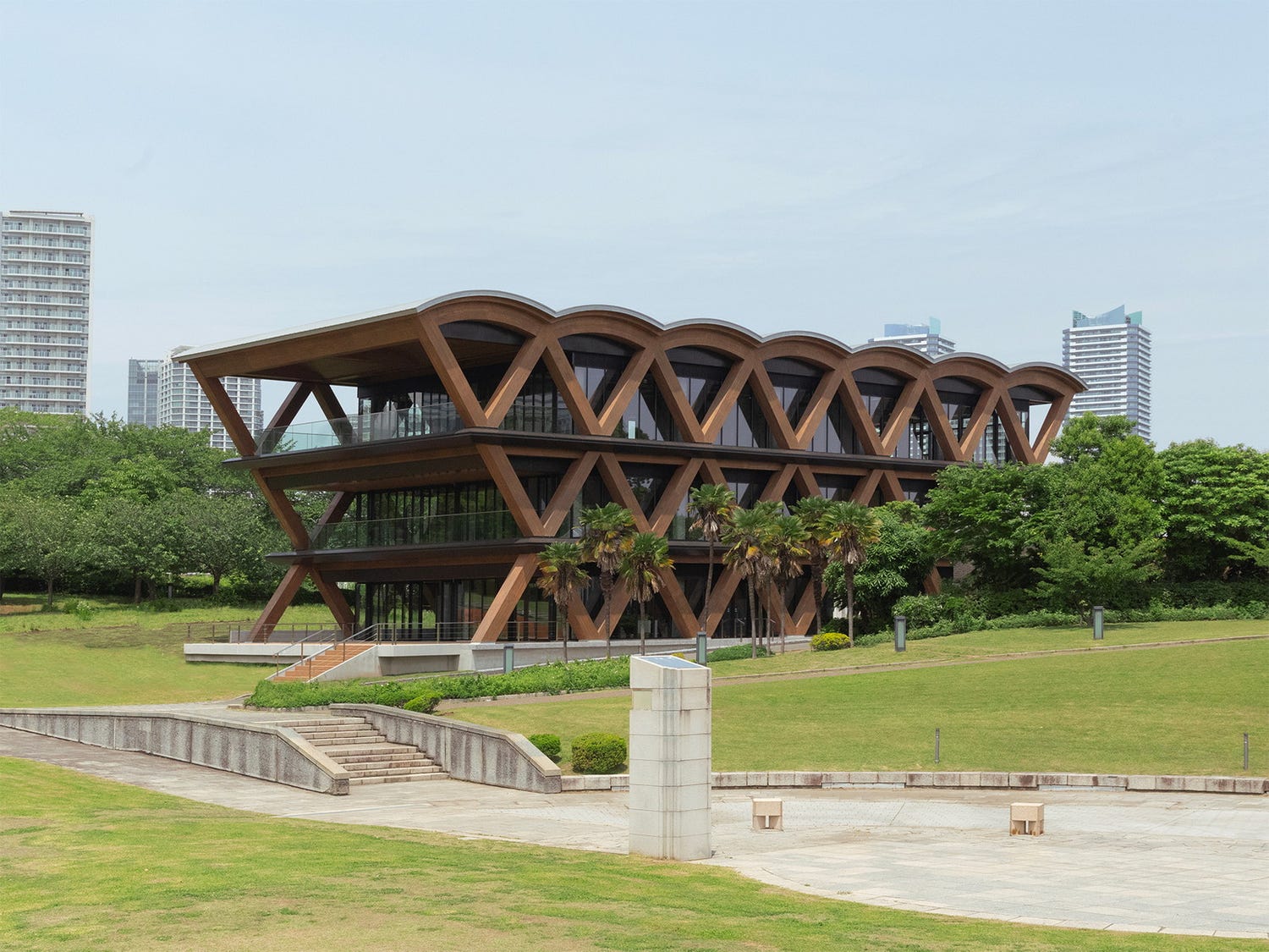 横浜の新ランドマーク「横浜ティンバーワーフ」木を纏うアートな建築&話題のグルメ店にも注目