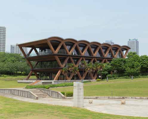 横浜の新ランドマーク「横浜ティンバーワーフ」木を纏うアートな建築&話題のグルメ店にも注目