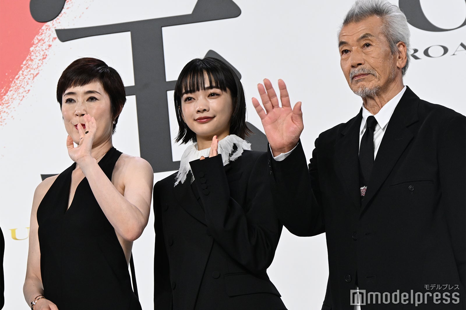 寺島しのぶ、見上愛、田中泯（C）モデルプレス