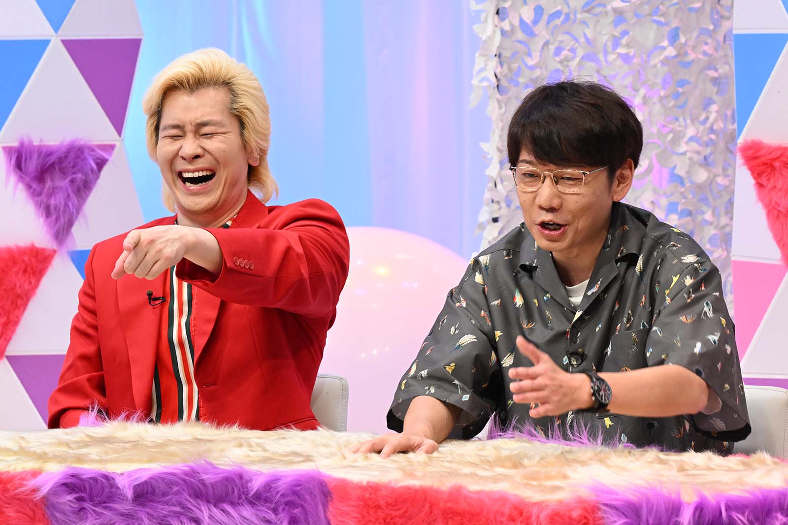 カズレーザー、小宮浩信（C）読売テレビ・日本テレビ