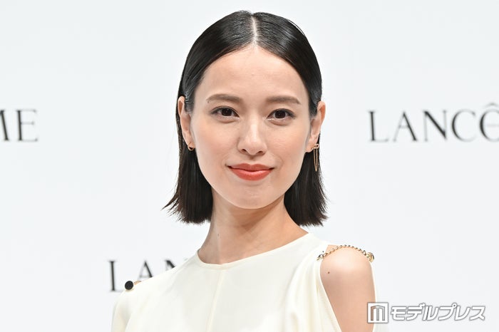 戸田恵梨香、レアな私服ショット公開 左薬指に指輪輝く