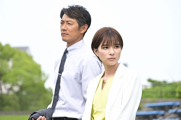(左から)反町隆史、芳根京子/「オールドルーキー」第1話より(C)TBS