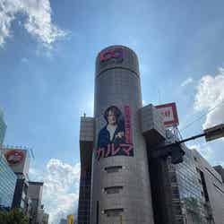 カルマの特大広告が掲載された渋谷（提供写真）