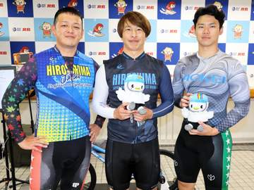 【ボート】宮島G3に広島競輪ブース 大川龍二、伊藤涼介、三登誉哲の選手3人とぴーすけがお出迎え