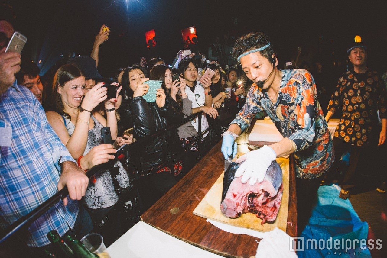 ハウスミュージックに合わせてマグロを捌く異色のクルージングフェス／画像提供：“マグロハウス”PR事務局