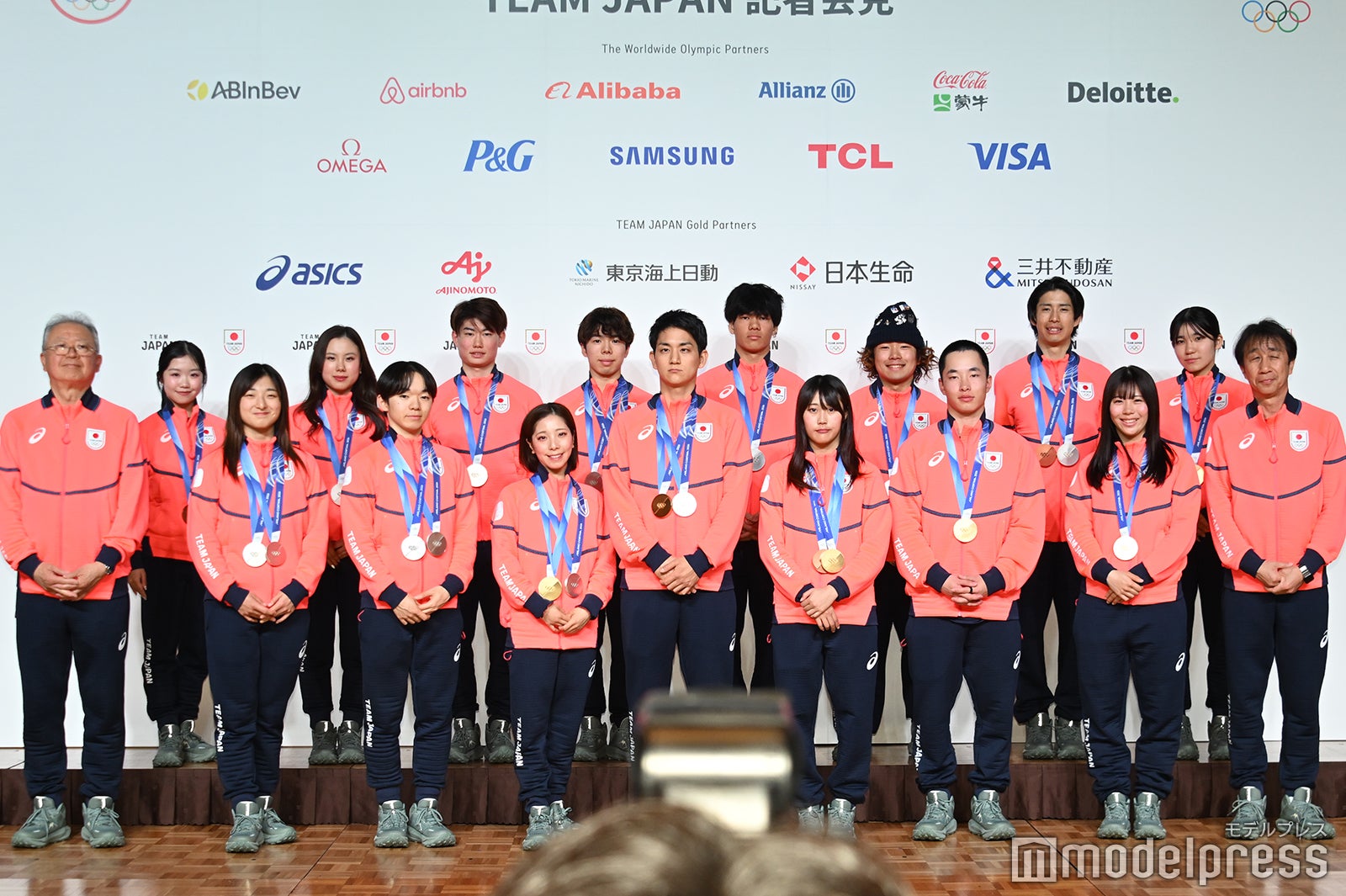 （後列左から）中井亜美選手、吉田唄菜選手、森田真沙也選手、佐藤駿選手、木俣椋真選手、長谷川帝勝選手、堀島行真選手、野明花菜選手（前列左から）坂本花織選手、鍵山優真選手、三浦璃来選手、木原龍一選手、村瀬心椛選手、木村葵来選手、深田茉莉選手（C）モデルプレス