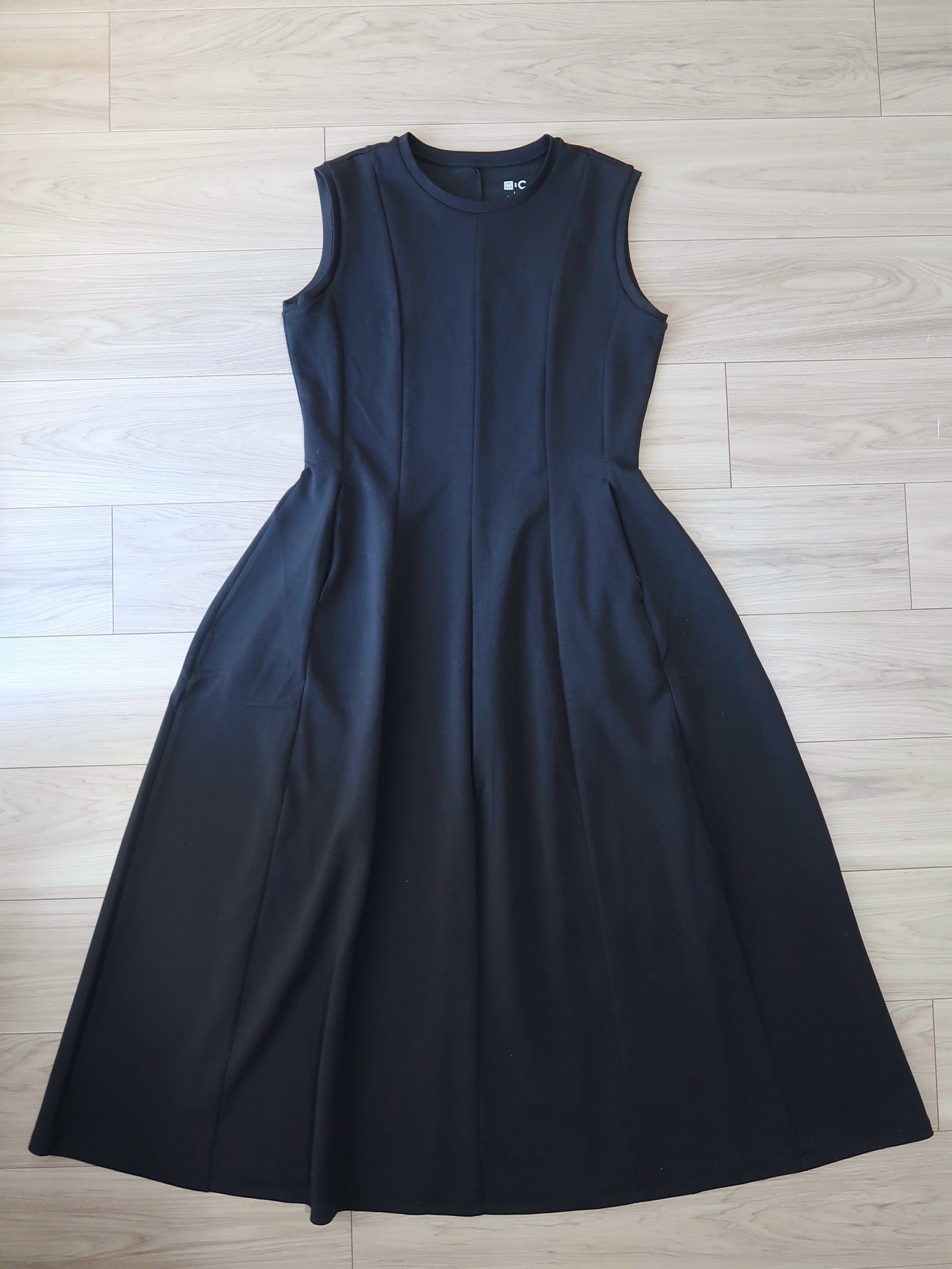 ユニクロ　フィットアンドフレアワンピース／ノースリーブ　4990円（税込）