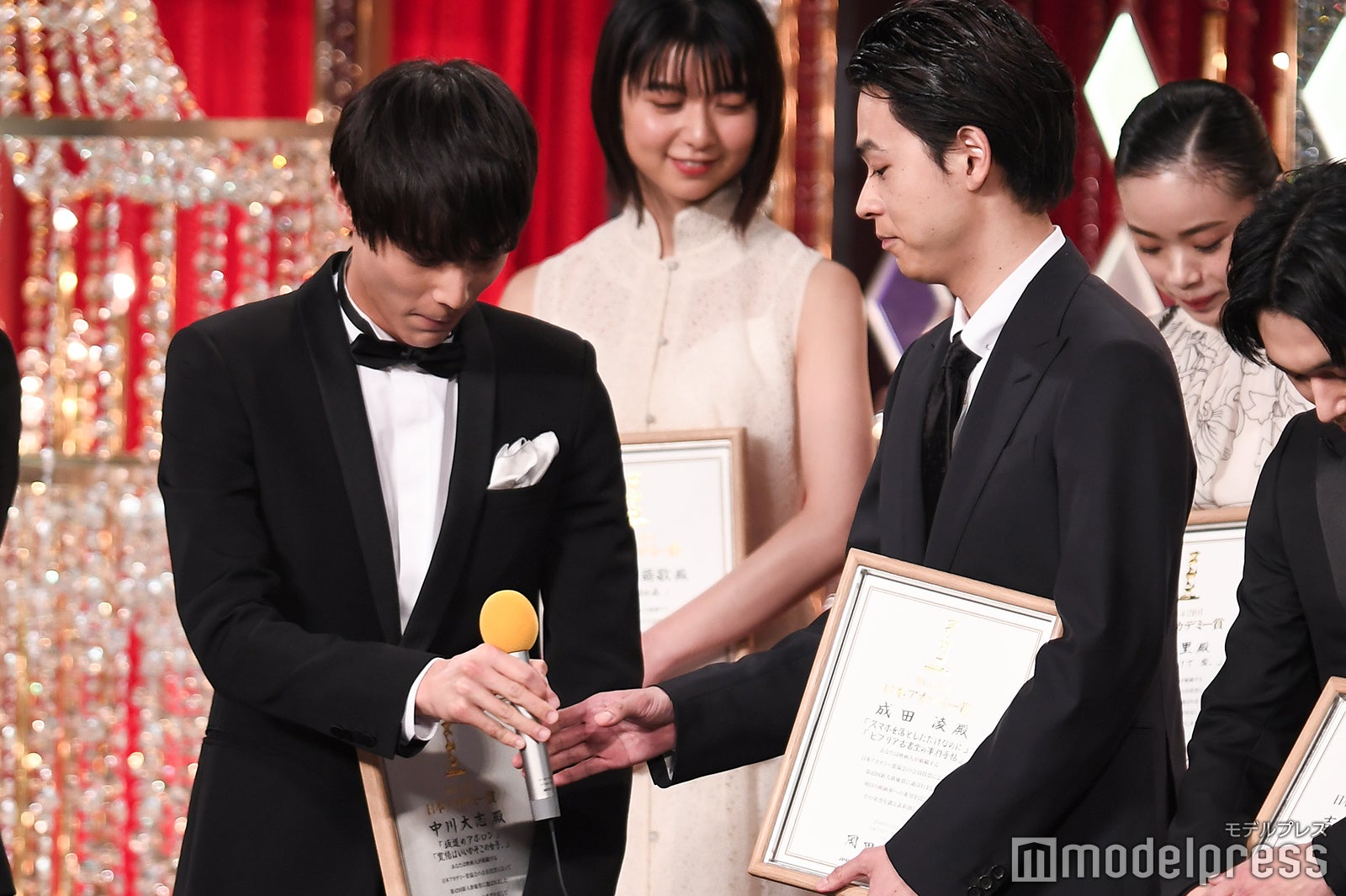 中川大志から成田凌へマイクパス（C）モデルプレス