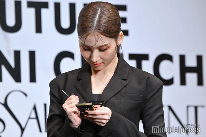 新商品を試すサナ(C)モデルプレス