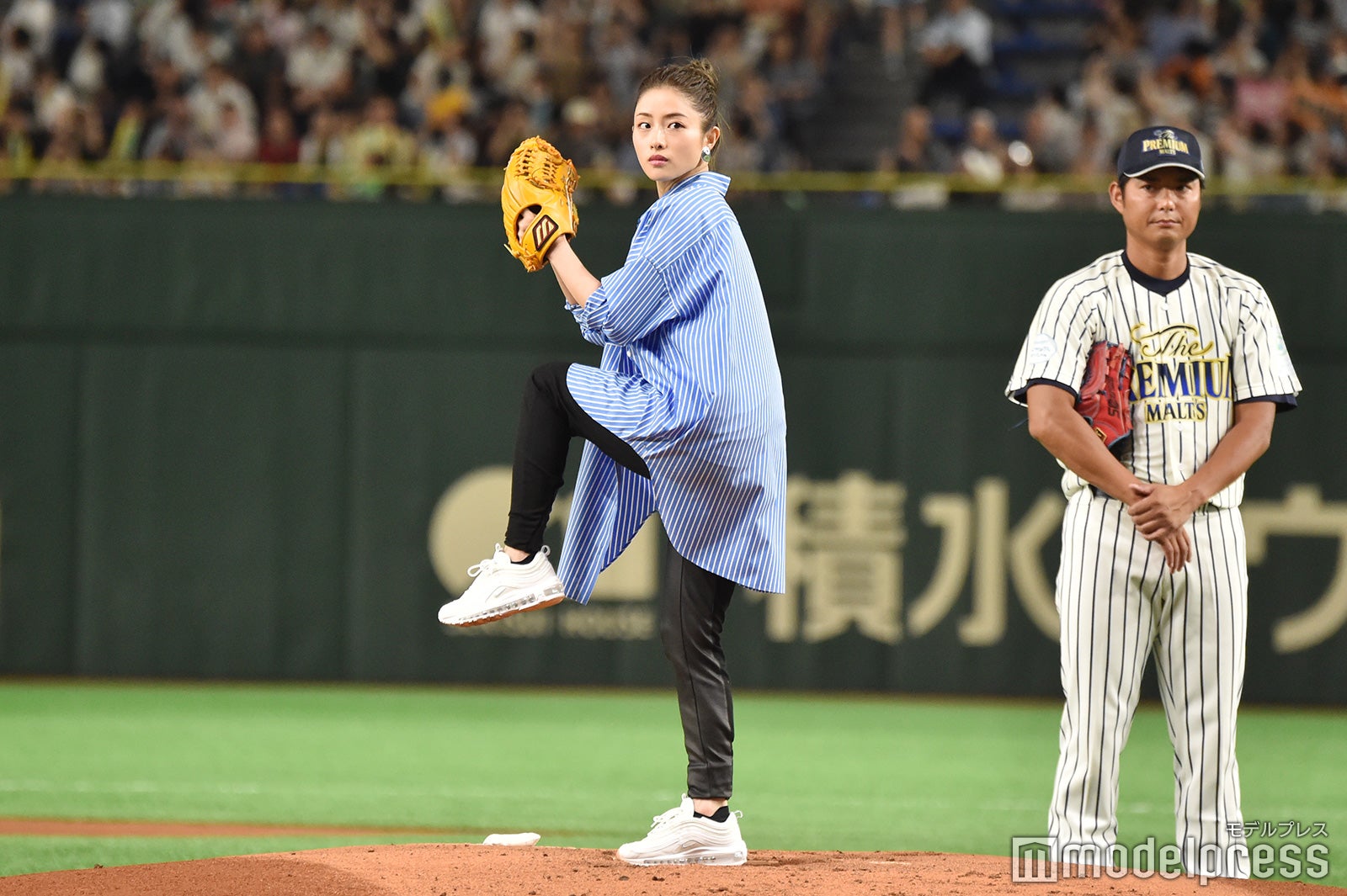 石原さとみ、ノールック投法でノーバン 6年連続始球式に登場