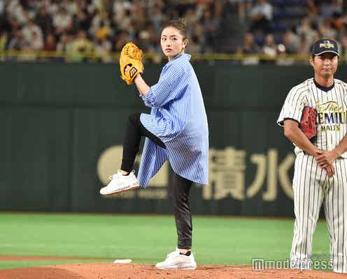 石原さとみ、ノールック投法でノーバン 6年連続始球式に登場