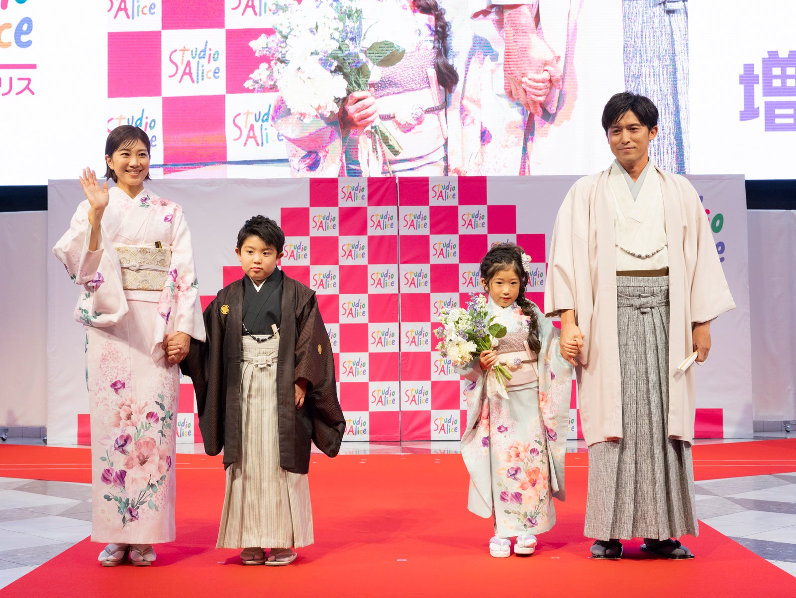 （左から）潮田玲子、長男・りゅうせいくん、長女・みれいちゃん、増嶋竜也（提供写真）