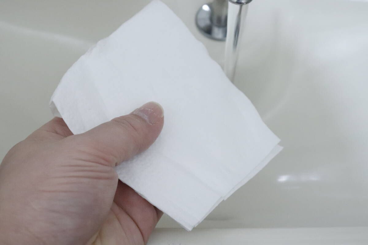 セリアのトイレに流せる除菌ペーパータオルを水に濡らす