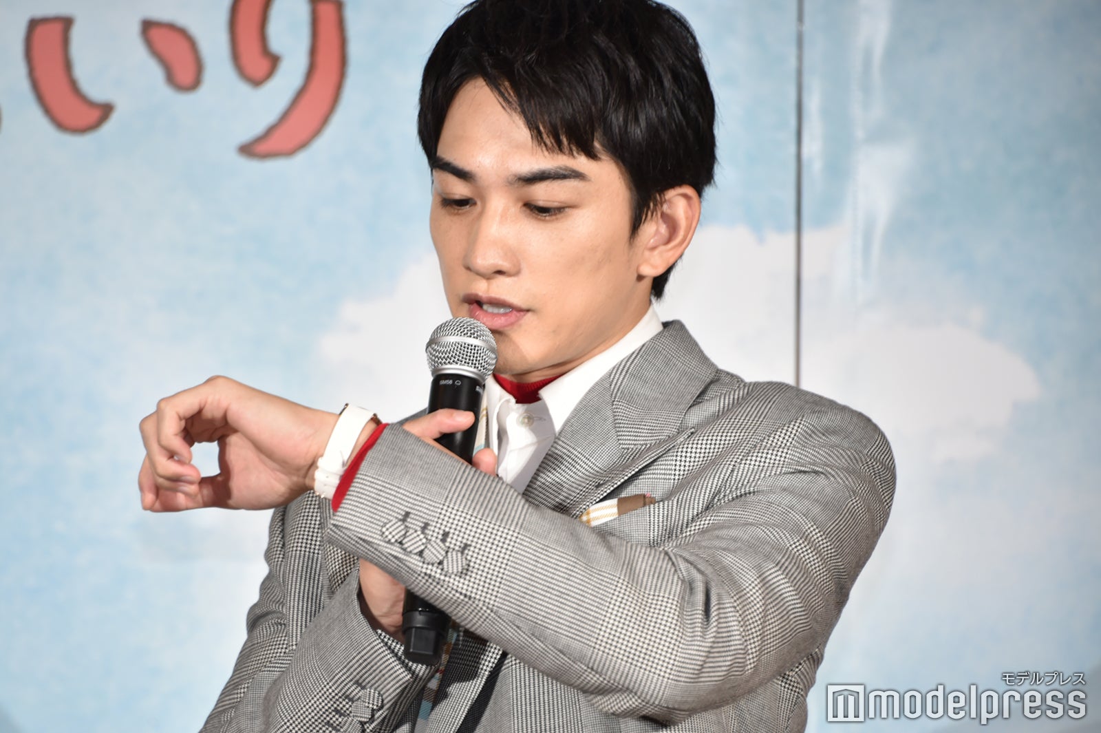 ぽすくまの腕時計をつけてきた町田啓太（C）モデルプレス