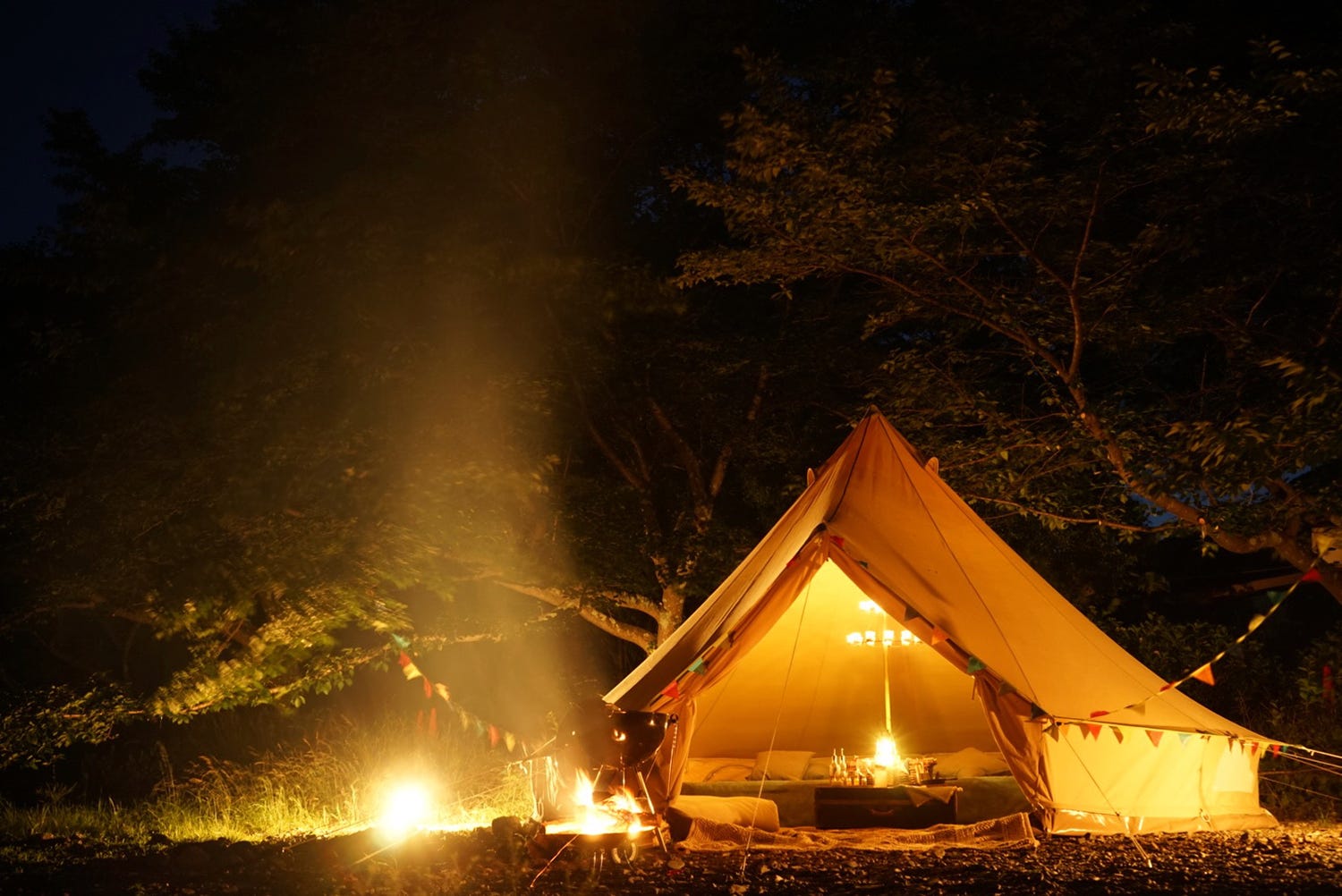 “秘密基地”のようなBBQキャンプ場「コモリバ」埼玉に、サウナカーで蒸気浴体験も