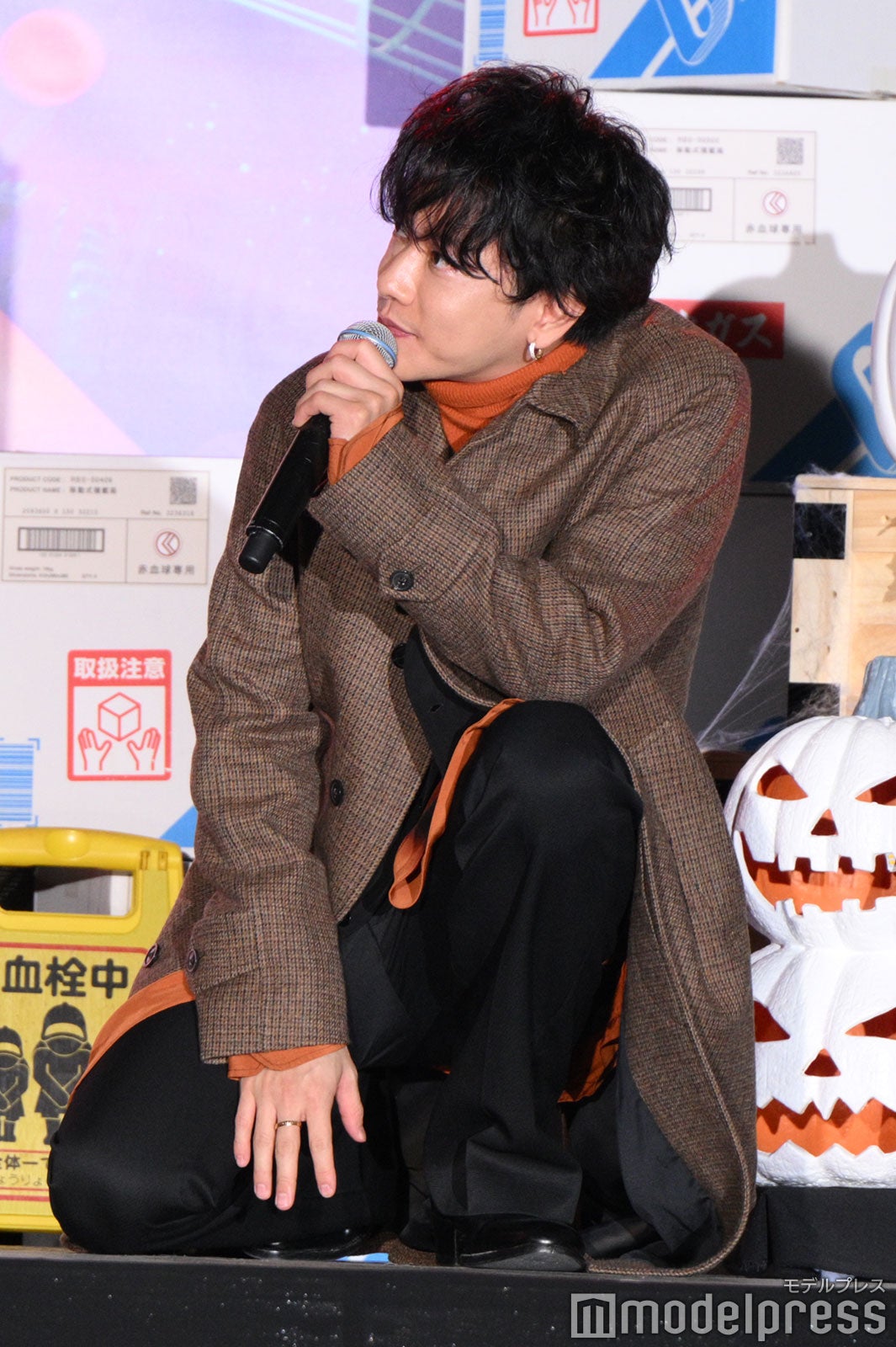 ハロウィンの思い出を聞かれ考え込む佐藤健2（C）モデルプレス