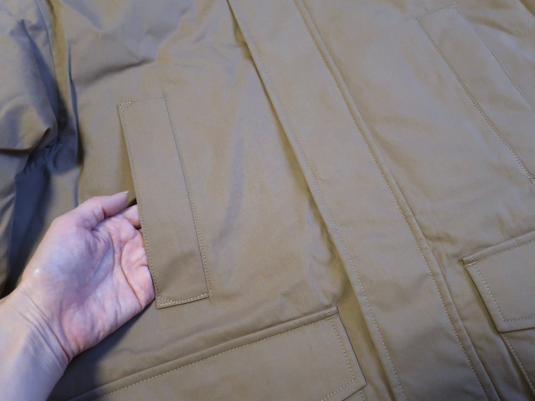 フロント上部の差し込み式ポケット