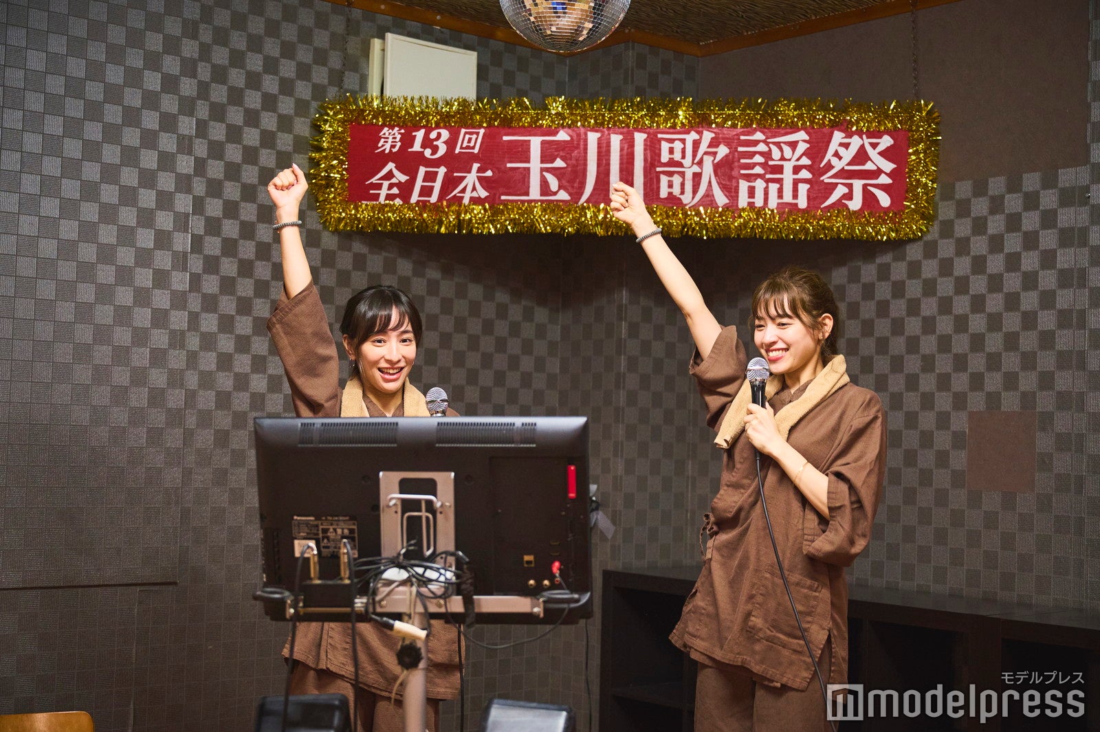 お風呂上りはカラオケで楽しくリフレッシュ（C）モデルプレス