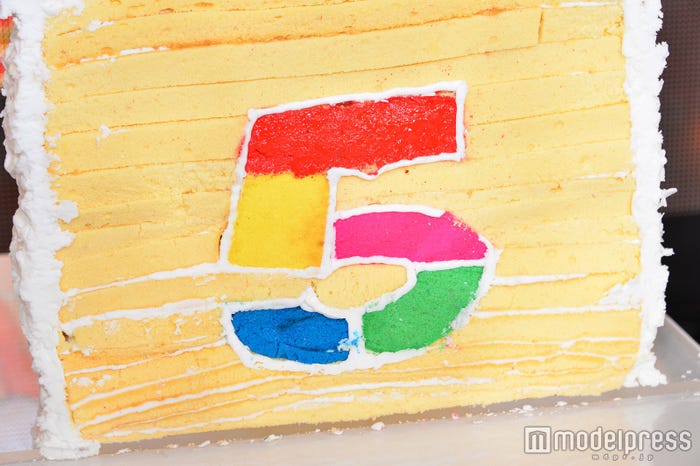 二宮和也&松本潤がカットしたケーキ(C)モデルプレス