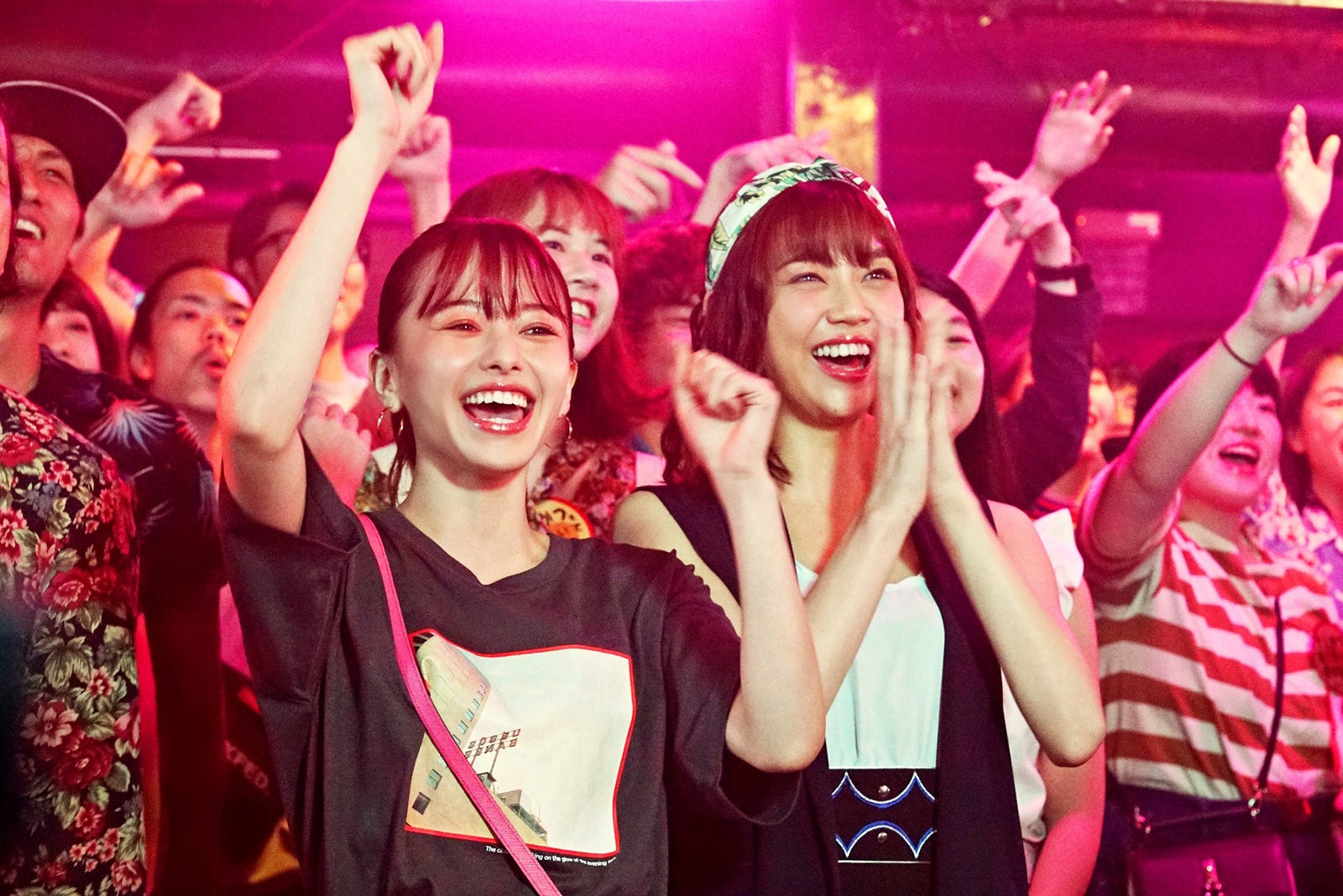 （左から）山本舞香、池間夏海（C）2020イーピャオ・小山ゆうじろう／集英社・映画「とんかつDJアゲ太郎」製作委員会